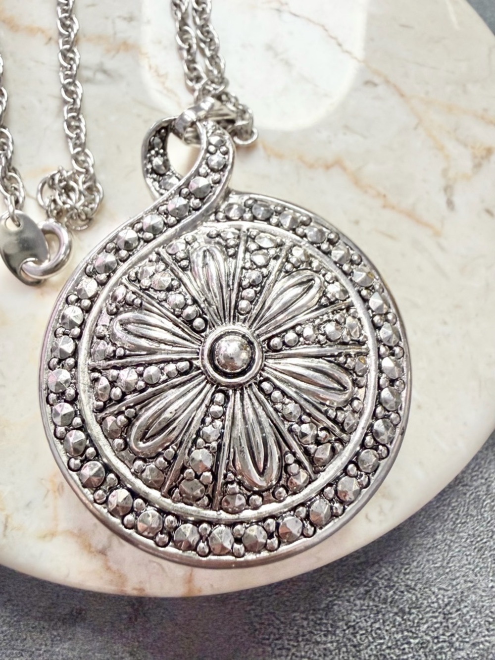Vintage 1993 Avon Heirloom Riches Necklace Double Sides Pendant Marcasite Pearl - Picture 4 of 6